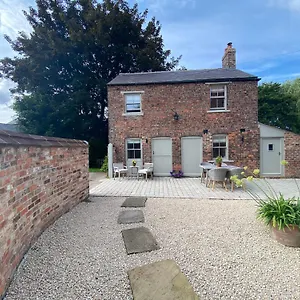 Grooms By Castle Near York Holiday home Sheriff Hutton